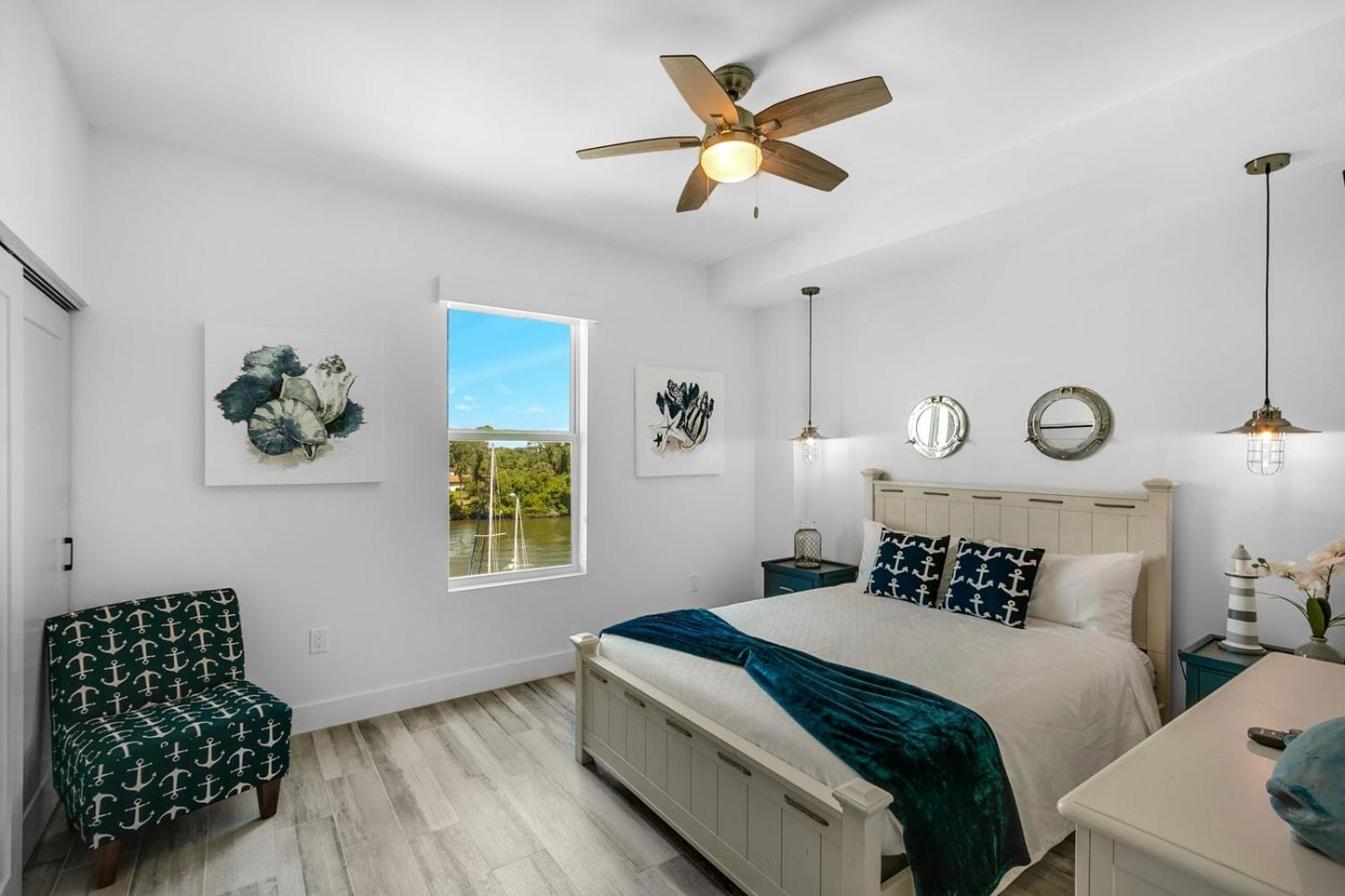 Dolphins Vacation Rental Merritt Island Room photo